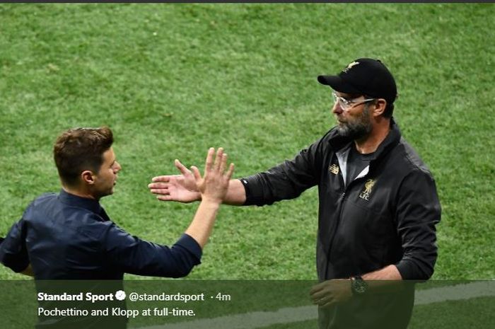 Mauricio Pochettino (kiri) dan Juergen Klopp bersalaman usai laga final Liga Champions Tottenham vs Liverpool di Madrid, 1 Juni 2019.