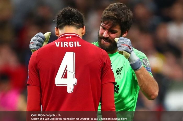 Virgil van Dijk dan Alisson Becker saling memberikan salam seusai pertandingan Liverpool melawan Tottenham pada final Liga Champions selesai