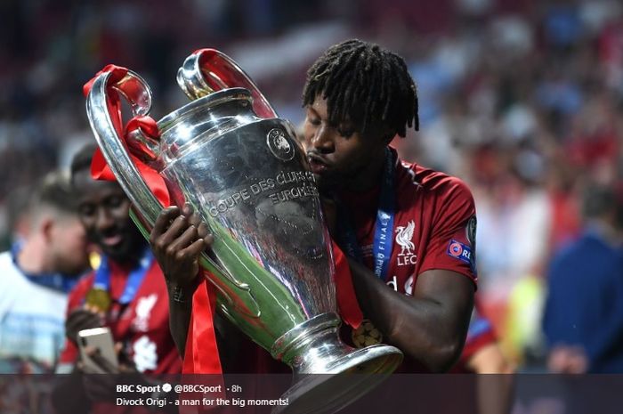 Penyerang Liverpool, Divock Origi mencium trofi Liga Champions seusai pertandingan melawan Tottenham Hotspur