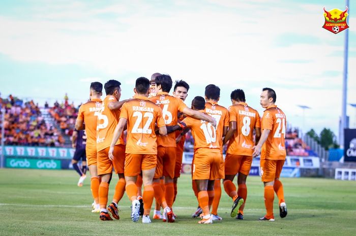 Suka cita para pemain Sukhothai FC saat merayakan gol ke gawang Buriram FC pada pekan ke-13 Liga Thailand 1 2019 di Stadion Thung Talay Luang, 1 Juni 2019.