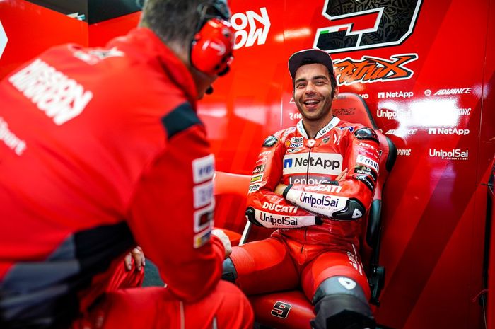 Danilo Petrucci sedang berdiskusi dengan kru tim Mission Winnow Ducati pada sesi kualifikasi MotoGP Italia 2019.