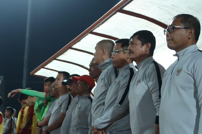 Pelatih Timnas U-23 Indonesia, Indra Sjafri, berdiri untuk mengheningkan cipta menghormati meninggalnya Ani Yudhoyono, sebelum kick off kontra PSIM Yogyakarta, Minggu (2/5/2019) dimulai.