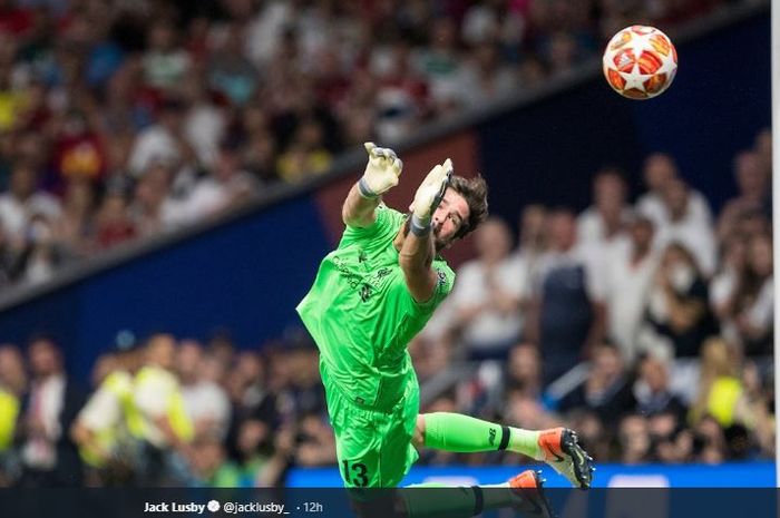 Kiper Liverpool FC, Alisson Becker, beraksi dalam laga final Liga Champions versus Tottenham Hotspur di Stadion Wanda Metropolitano, Madrid, 1 Juni 2019.