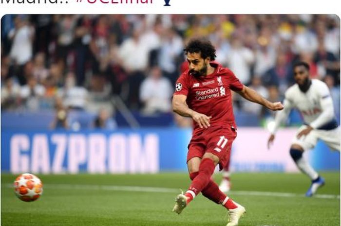 Penyerang Liverpool, Mohamed Salah, mencetak gol ke gawang Tottenham Hotspur dalam laga final Liga Champions di Stadion Wanda Metropolitano, Sabtu (1/6/2019).