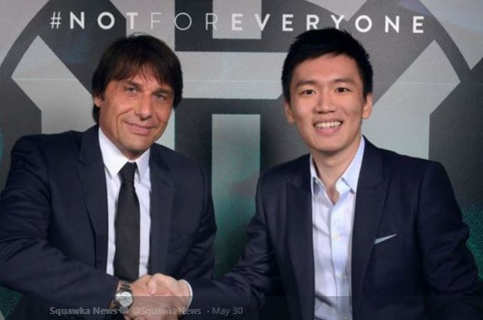 Pelatih Antonio Conte bersalaman dengan Presiden Inter Milan, Steven Zhang.