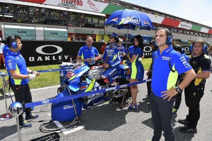 Momen ketika Manajer Suzuki Ecstar yakni Davide Brivio (kanan) sedang menyertai pembalapnya Alex Rins saat persiapan MotoGP Italia 2019, Minggu (2/6/2019)