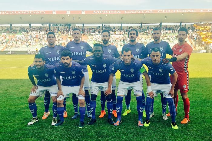 Eks striker Persib, Juan Belencoso (berdiri, dua dari kiri) bersama para pemain UD Socuellamos jelang laga kontra Merida AD pada leg kedua play-off promosi antar juara grup Tercera Division di Stadion Ramona, 2 Juni 2019. 