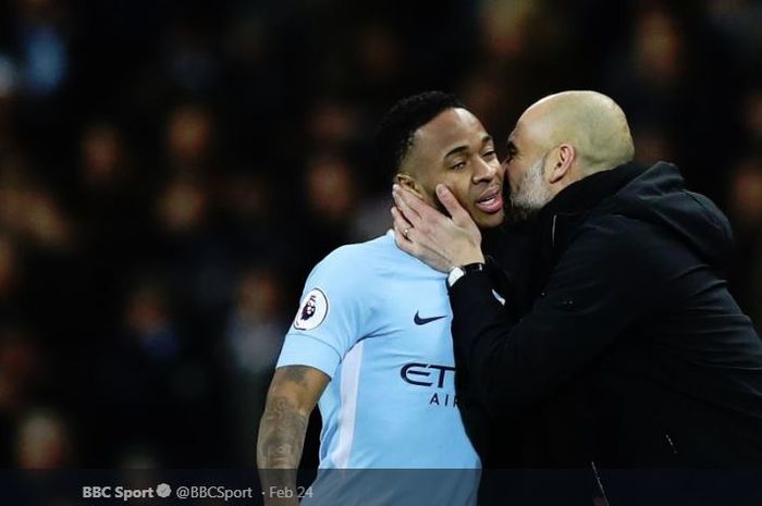 Pelatih Manchester City, Pep Guardiola (kanan), berbicara dengan Raheem Sterling.