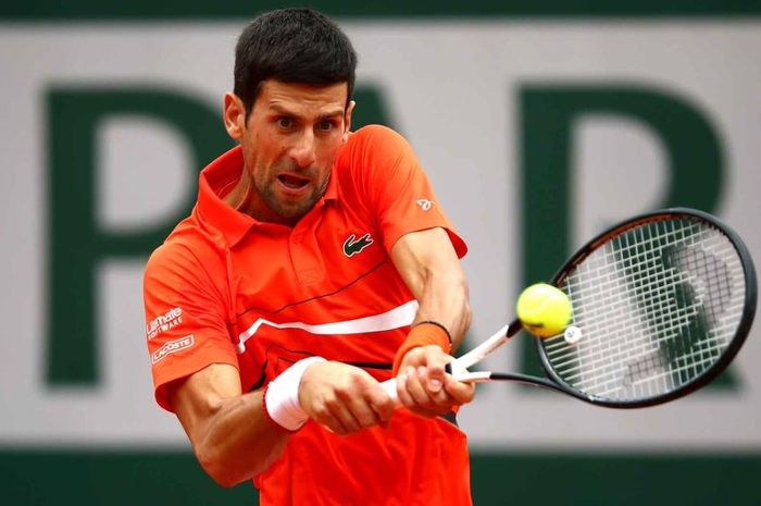 Aksi petensi asal Serbia, Novak Djokovic pada babak keempat French Open 2019, Senin (3/6/2019)