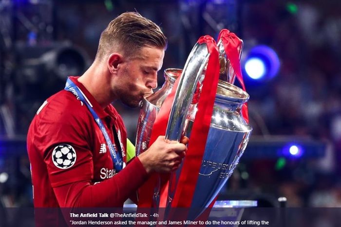 Kapten Liverpool, Jordan Henderson, mencium trofi Liga Champions usai Liverpool mengalahkan Tottenham Hotspur pada final Liga Champions di Stadion Metropolitano, Sabtu (1/6/2019)