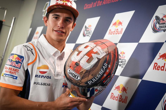 Marc Marquez menunjukkan helm spesial untuk MotoGP Americas 2019 yang diberi nama MM Rodeo Ninety-Three.