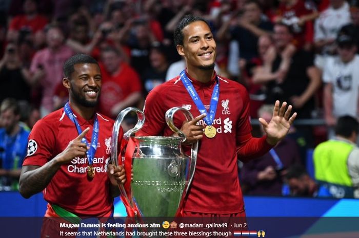 Giorginio Wijnaldum dan Virgil van Dijk  melakukan foto bersama dengan trofi Liga Champions