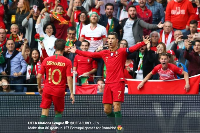 Megabintang timnas Portugal, Cristiano Ronaldo (kanan), merayakan gol yang dicetak ke gawang timnas Swiss dalam laga semifinal UEFA Nations League di Estadio do Dragao, Rabu (5/6/2019).