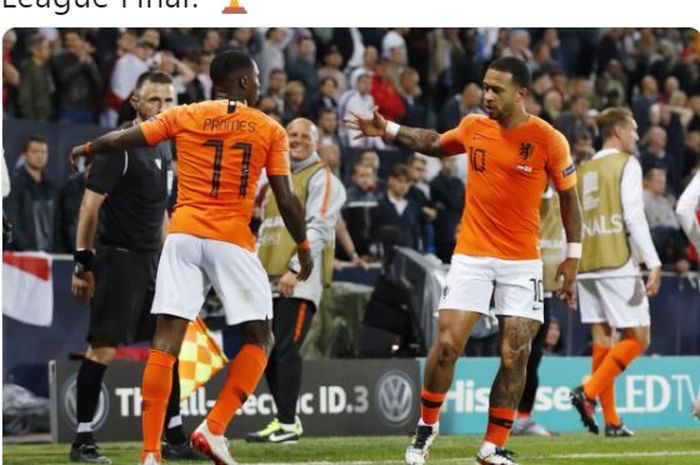 Dua pemain timnas Belanda, Quincy Promes (kiri) dan Memphis Depay, melakukan selebrasi dalam laga semifinal UEFA Nations League melawan timnas Inggris di Estadio D. Afonso Henriques, Kamis (6/6/2019).