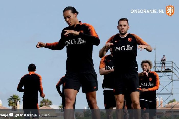 Bek timnas Belanda, Virgil van Dijk (depan), mengikuti sesi latihan.