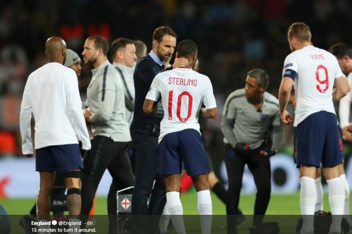 Pelatih timnas Inggris, Gareth Southgate memberikan semangat kepada anak asuhnya saat jeda babak tambahan waktu saat melawan Belanda pada laga semifinal UEFA Nations League.