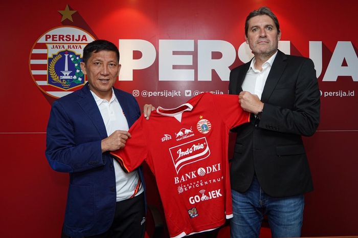 Pelatih asal Spanyol, Juan Banuelos bersama CEO Persija, Ferry Paulus diperkenalkan sebagai arsitek anyar Macan Kemayoran di Jakarta pada 8 Juni 2019. 