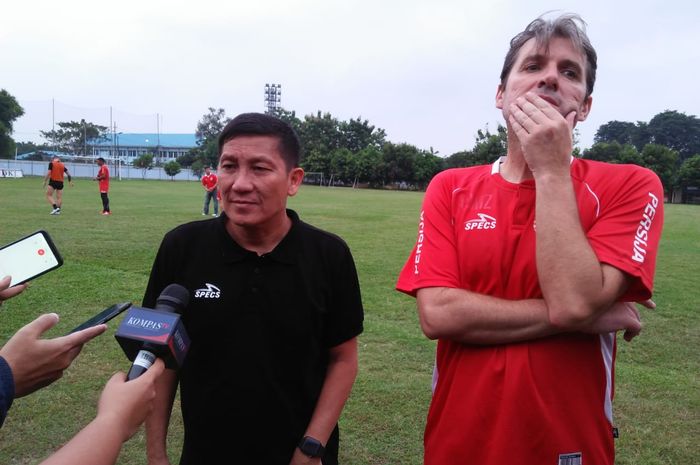 CEO dan pelatih Persija Jakarta, Ferry Paulus serta Julio Banuelos, bicara kepada wartawan di Lapangan PSAU, Halim Perdanakusuma, Jakarta Timur, Sabtu (8/6/2019).