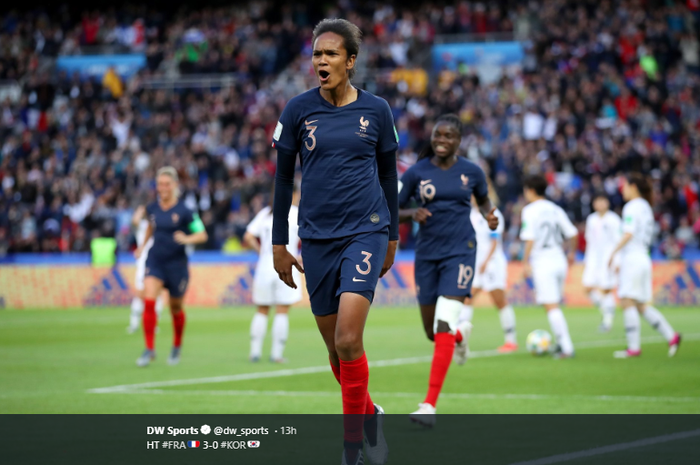 Pemain timnas putri Prancis, Wendie Renard, merayakan golnya ke gawang Korea Selatan pada laga pembuka Piala Dunia Wanita 2019 di Parc des Princes, 7 Juni 2019.