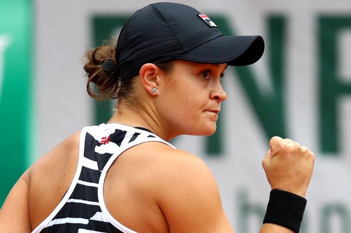 Petenis tunggal putri Australia, Ashleigh Barty, melakukan selebrasi setelah memenangi poin pada pertandingan turnamen Grand Slam French Open 2019 di Roland Garros, Paris, Prancis.