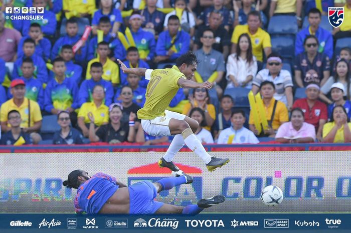 Striker sekaligus kapten timnas Thailand, Teerasil Dangda melompati pemain bertahan timnas India pada perebutan posisi tiga King's Cup 2019 di Chang Arena, Buriram, 8 Juni 2019.