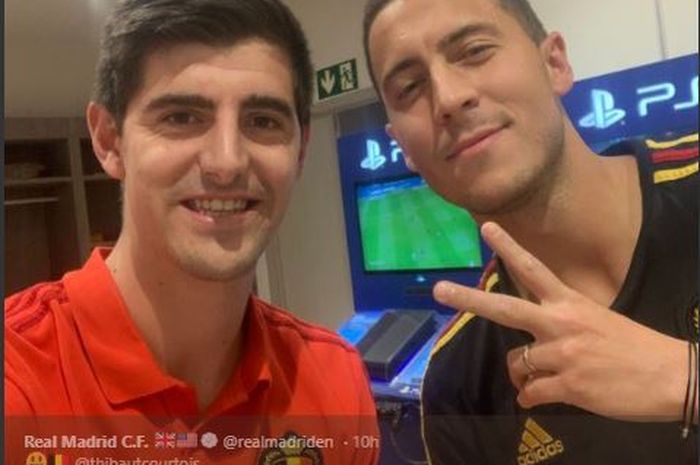 Kiper Real Madrid, Thibaut Courtois, berpose bersama Eden Hazard yang merupakan pemain baru klub tersebut.