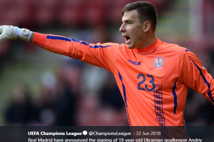 Aksi kiper Real Madrid, Andriy Lunin, bareng timnas Ukraina.