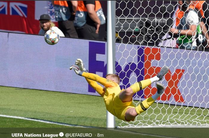 Kiper timnas Inggris, Jordan Pickford menggagalkan eksekusi Josip Drmic dalam adu penalti di laga perebutan tempat ketiga UEFA Nations League, Minggu (9/6/2019) di Guimaraes.