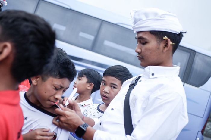 Gelandang muda Bali United, Kadek Agung Widyana, ketika mengikuti acara persembahyangan sakral di Pura Besakih dan Batur, Minggu (9/6/2019)