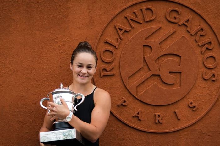 Petenis asal Australia, Ashleigh Barty tengah berpose dengan trofi usai menang pada ajang French Open 2019, Sabtu (8/6/2019)