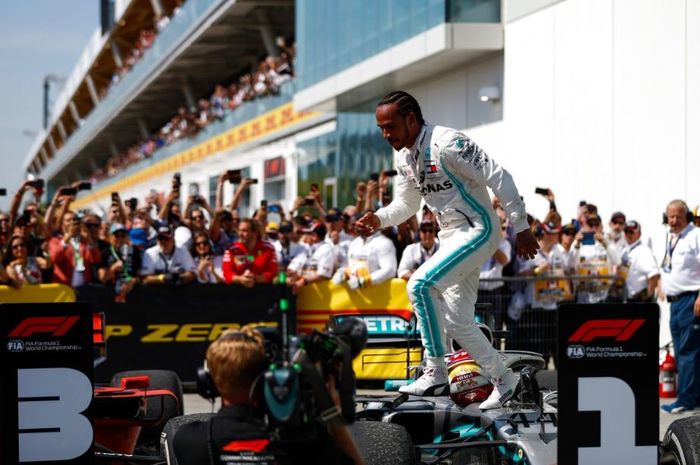 Pembalap Mercedes, Lewis Hamilton lakukan selebrasi usai menangi F1 Kanada 2019, Senin (10/6/2019) dini hari WIB.