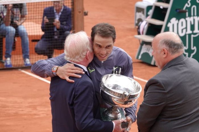 Petenis asal Spnayol, Rafael Nadal usai melakukan selebrasi kemenangan pada French Open 2019, Minggu (9/6/2019)