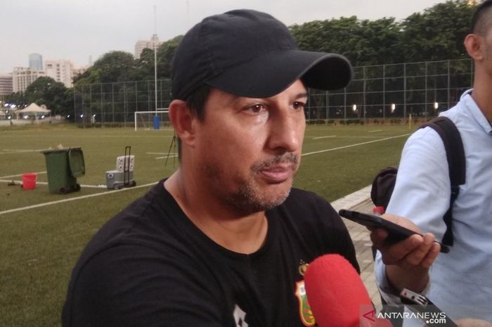 Pelatih Bhayangkara FC, Angel Alfredo Vera, memberikan komentar terkait rencana uji coba sebelum laga kontra PSS Sleman pada pekan keempat Liga 1 2019. Pada saat bersamaan Alfredo Vera baru saja memimpin latihan Bhayangkara FC di Lapangan Rugbi Gelora Bung Karno, Jakarta, Senin (10/6/2019).