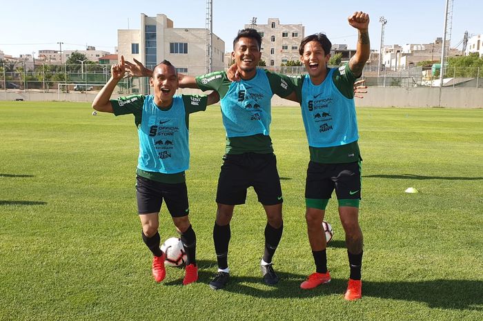 Trio timnas Indonesia, Riko Simanjuntak, Zulfiandi, dan Irfan Bachdim dalam latihan di Yordania, Minggu (9/6/2019).