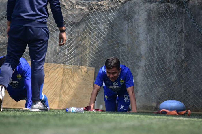 Gelandang Persib Bandung, Erwin Ramdani, berlatih secara terpisah saat latihan tim pada 10 Juni 2019.