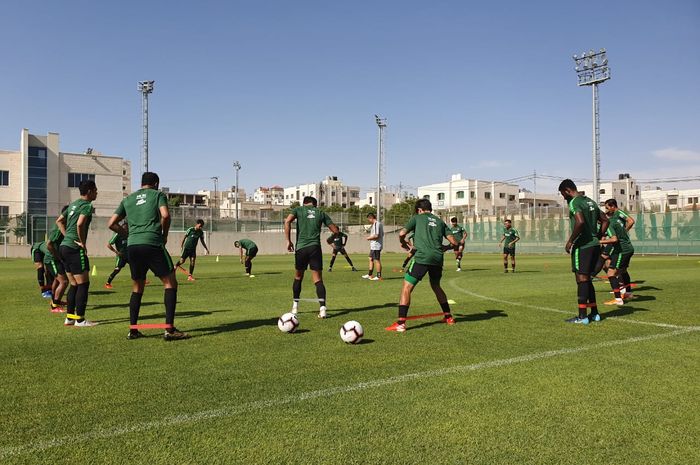 Para pemain timnas Indonesia berlatih sebelum menghadapi timnas Yordania di Amman pada 10 Juni 2019. 