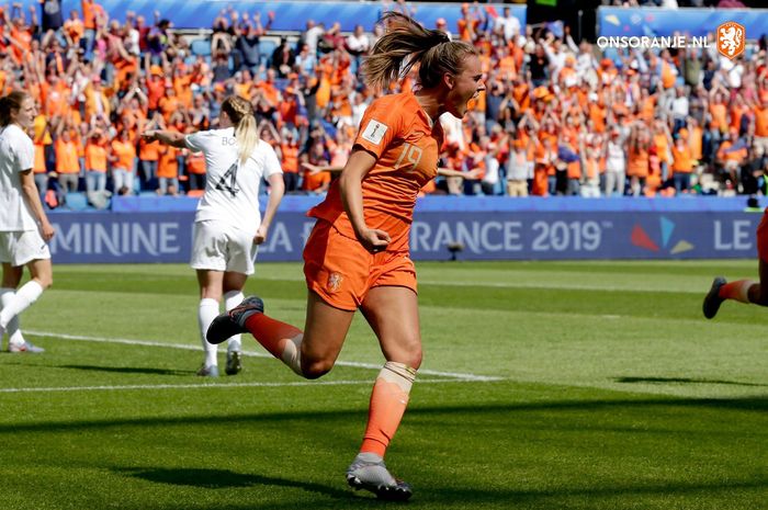 Penyerang timnas putri Belanda, Jill Roord, merayakan gol ke gawang Selandia Baru pada laga Piala Dunia Wanita 2019 di Le Havre, Selasa (11/6/2019).