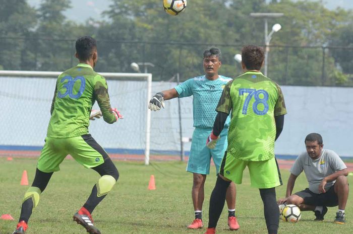 Pelatih kiper Persib Bandung, Gatot Prasetyo, saat melatih I Made Wirawan, Muhammad Natshir, dan Muhammad Aqil Savik.