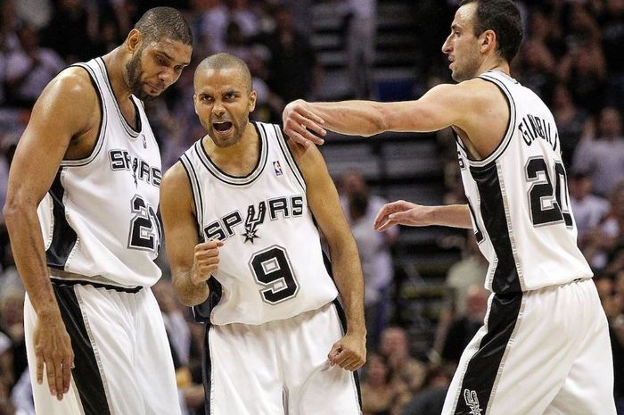 Tony Parker (tengah) saat masih membela tim San Antonio Spurs