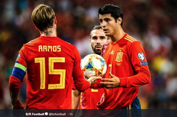 Kapten timnas Spanyol, Sergio Ramos, menyerahkan tendangan penalti kepada Alvaro Morata dalam laga Kualifikasi Piala Eropa 2020 versus Swedia, 10 Juni 2019.