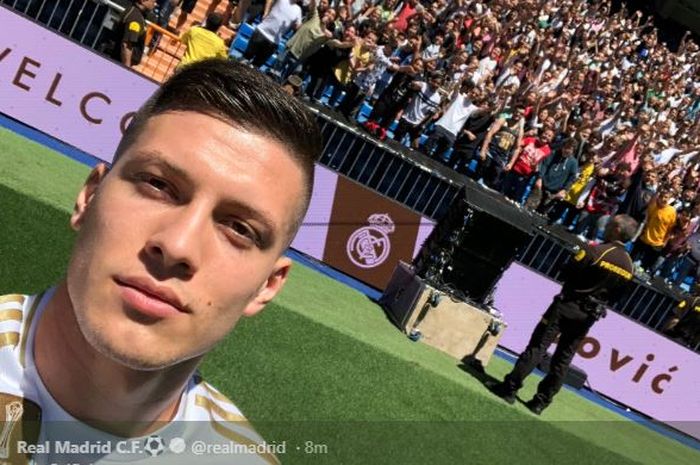 Penyerang anyar Real Madrid, Luka Jovic, diperkenalkan ke publik pada 12 Juni 2019.