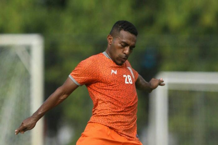 Winger Borneo FC, Terens Puhiri, saat mengikuti latihan tim di Lapangan Yogyakarta Internasional School.