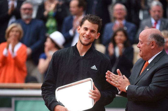 Petenis asal Austria, Dominic Thiem (kiri) usai kalah melawan Rafael Nadal di Final French Open 2019