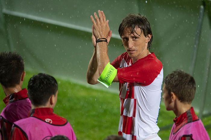 Tepuk tangan kapten timnas Kroasia, Luka Modric ke fan mereka seusai kalah 1-2 dari tamunya timnas Tunisia pada laga internasional di di Stadion Gradski, Varazdin, 11 Juni 2019.