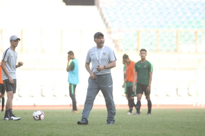 Pelatih timnas U-19 Indonesia, Fakhri Husaini pada seleksi tahap pertama pada 23-28 April 2019 di Stadion Wibawa Mukti, Cikarang, Kabupaten Bekasi, Rabu (12/6/2019).