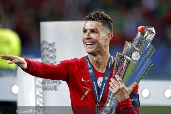 Cristiano Ronaldo memegangi trofi juara UEFA Nations League 2018-2019 milik timnas Portugal. 