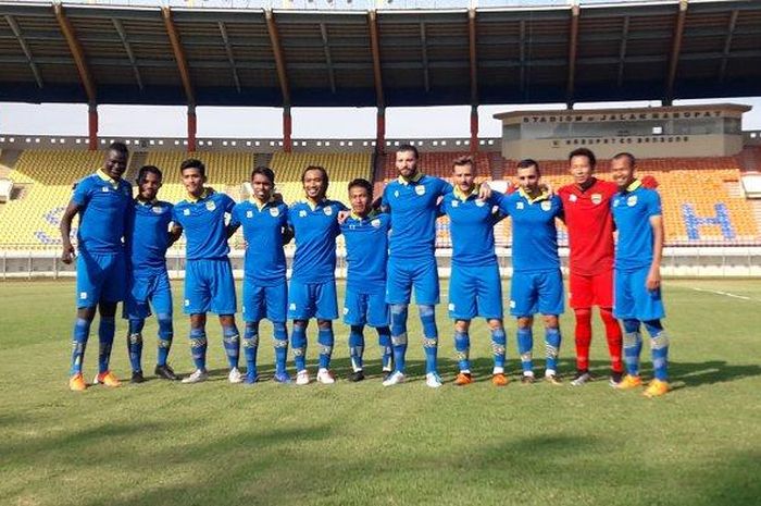 Pemain Persib Bandung bersiap menghadapi Persib B saat laga uji coba di Stadion Si Jalak Harupat, Bandung, pada 13 Juni 2019.