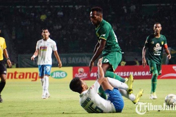 Pemain Persebaya Surabaya, Elisa Basna, menginjak perut bek PSIS Semarang, Fredyan Wahyu, saat pertandingan pekan ketiga Liga 1 2019.