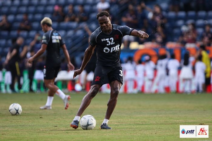 Pemain naturalisasi Indonesia yang membela PTT Rayong melakukan pemanasan sebelum dijamu Buriram United pada pekan ke-13 Liga Thailand 1 2019 di Chang Arena pada 12 Juni 2019. 