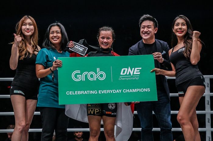 Atlet ONE Championship asal Indonesia, Priscilla Hertati Lumban Gaol (tengah).